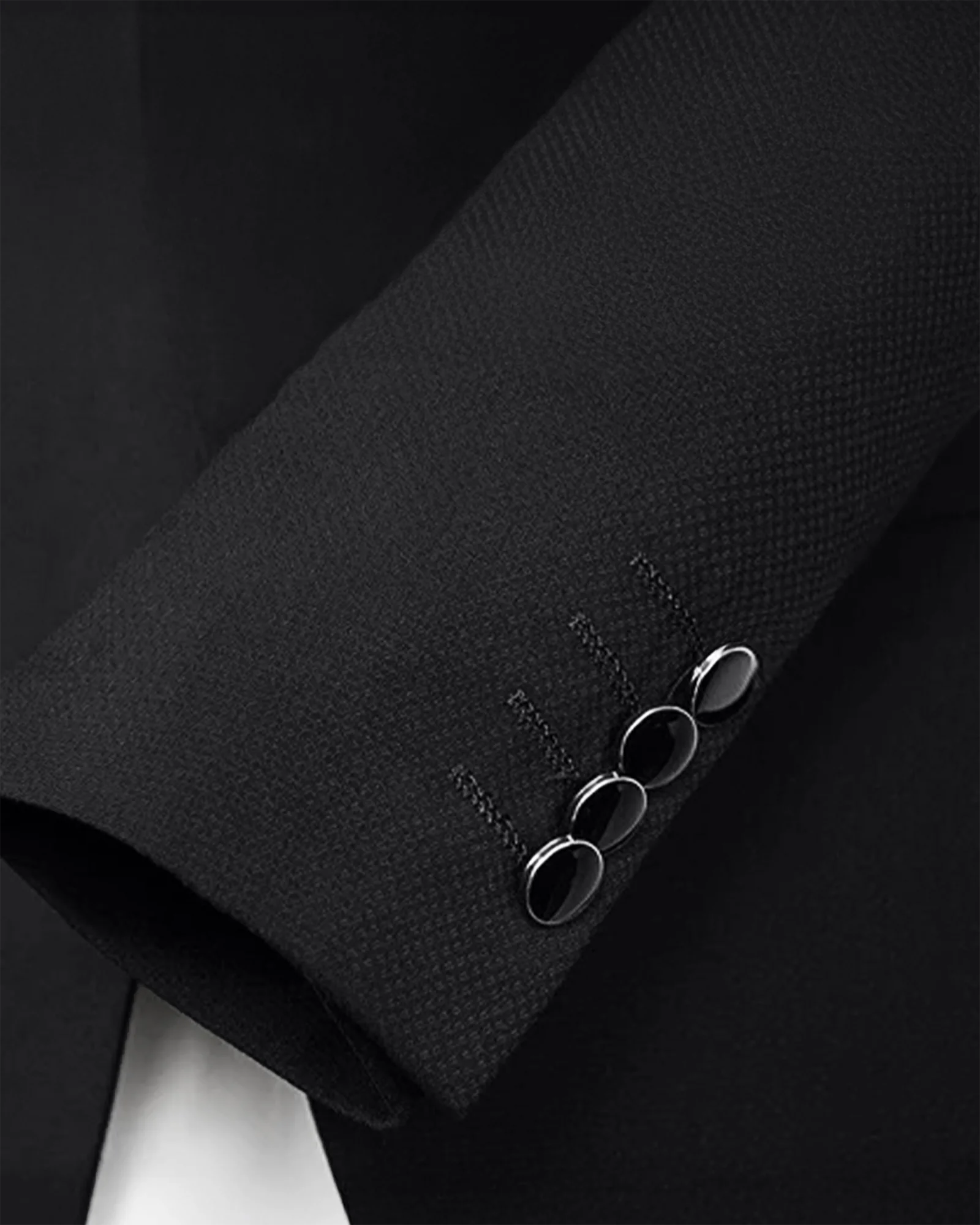 Boulvandre_1303_Black_Varce_Italia_Peak_Tuxedo_fabric.webp